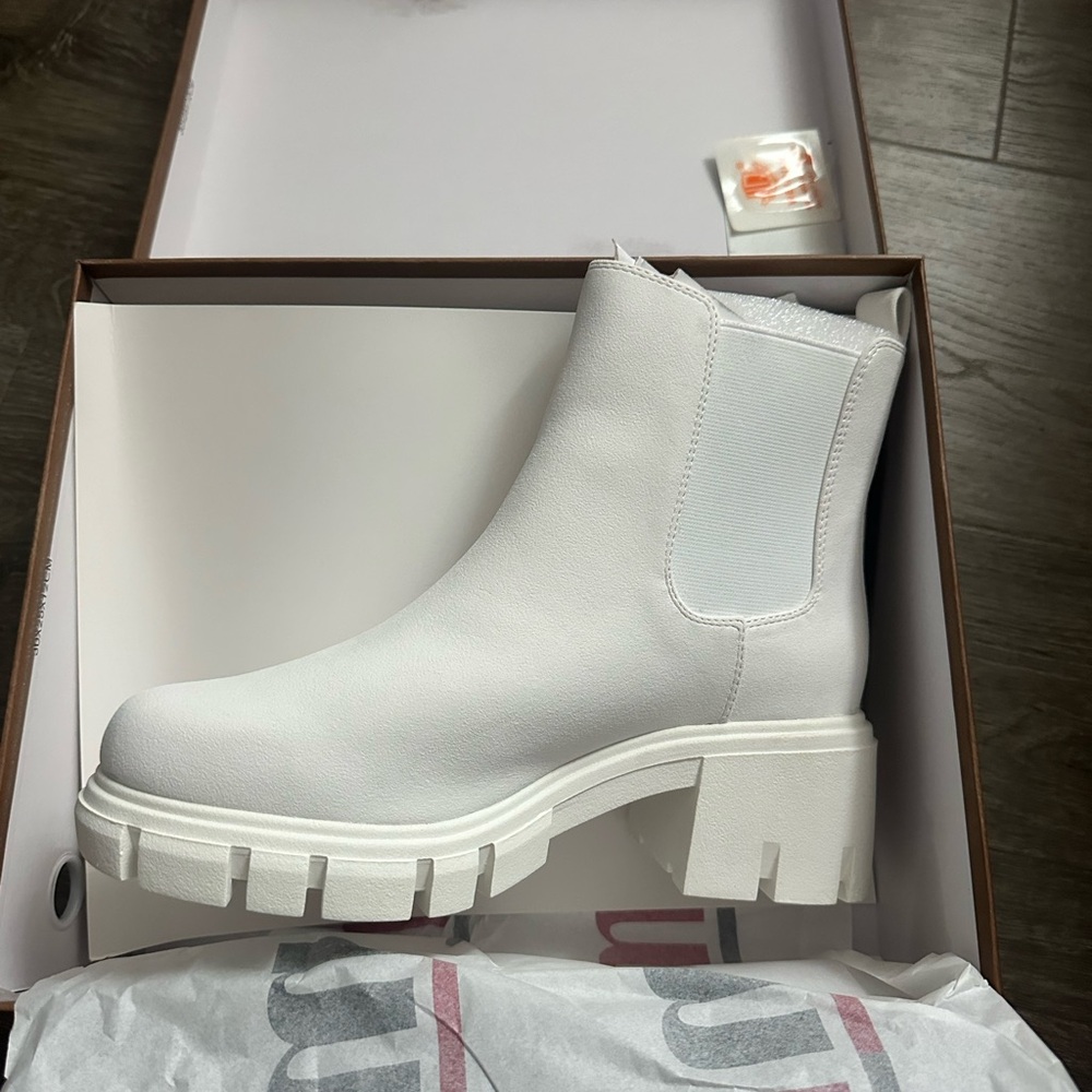 Women's White Ankle Boots NWT NEVER WORN